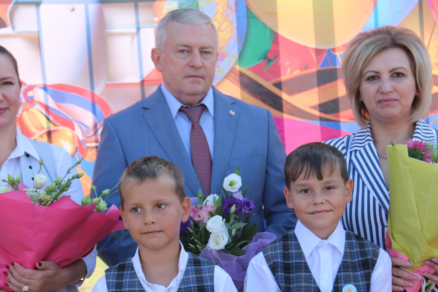 Алексей Гедзь открыл торжественную линейку в родной школе