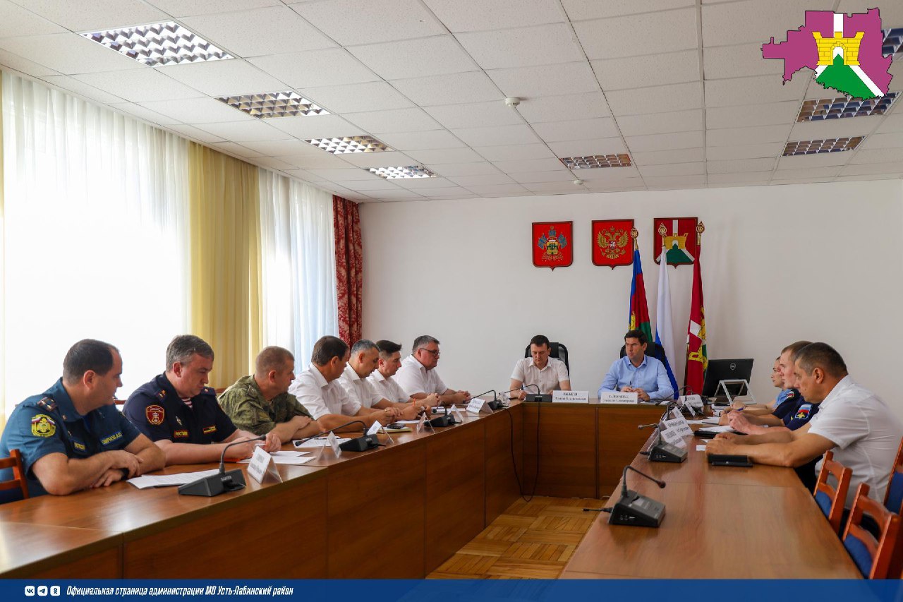 Заседание оперативного штаба с начальниками и представителями силовых структур, военкомата, спасательного отряда и МЧС