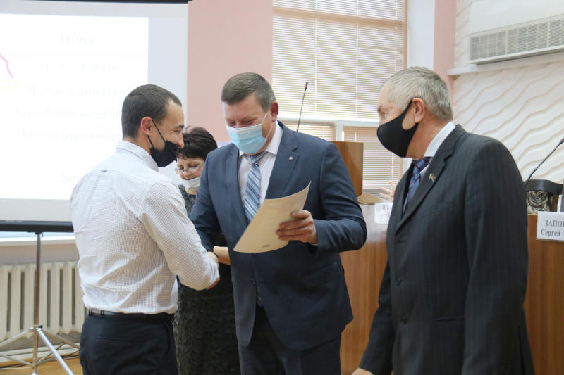 Борис Поликин наградил молодых депутатов Усть-Лабинского района