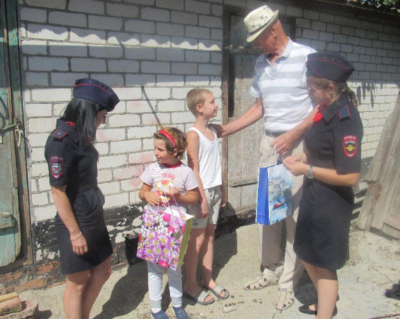 Усть-Лабинские полицейские участвуют в акции "Помоги пойти учиться"