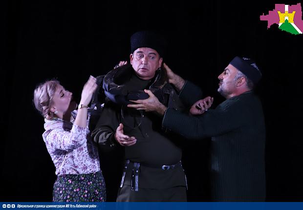 Театрализованное представление "Кубанские казаки" прошло в РДК "Кубань"