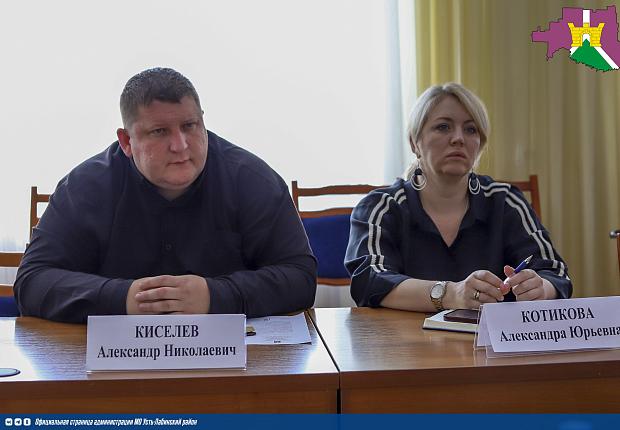 Заместитель главы Усть-Лабинского района Алексей Зюзин совместно с главой Кирпильского сельского поселения Иваном Критининым и профильными специалистами провели прием граждан
