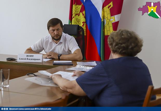 Заместитель главы Усть-Лабинского района Алексей Зюзин совместно с главой Кирпильского сельского поселения Иваном Критининым и профильными специалистами провели прием граждан
