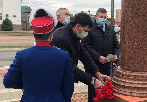 Власти Усть-Лабинска возложили цветы к памятнику Александру Суворову
