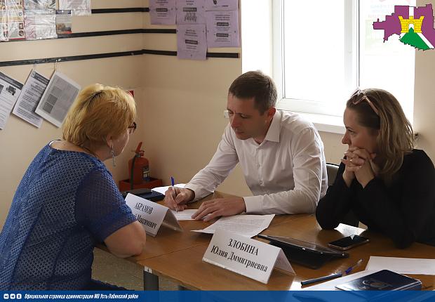 Заместитель главы района Агата Титаренко вместе с профильными специалистами провела выездной прием граждан в Ленинском поселении