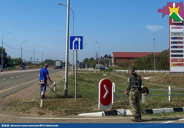 В поселениях района продолжают наводить санитарный порядок