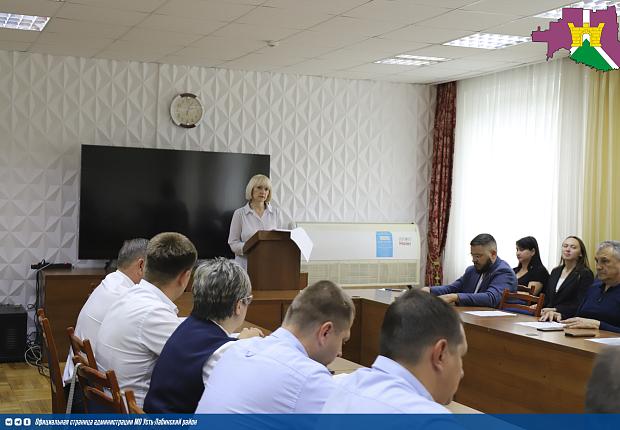       В большом зале районной администрации прошла очередная сессия Совета депутатов Усть-Лабинского района