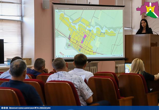 В большом зале районной администрации прошло заседание комиссии Совета депутатов
