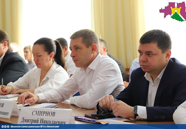 Глава Усть-Лабинского района Станислав Гайнюченко провел планерное совещание