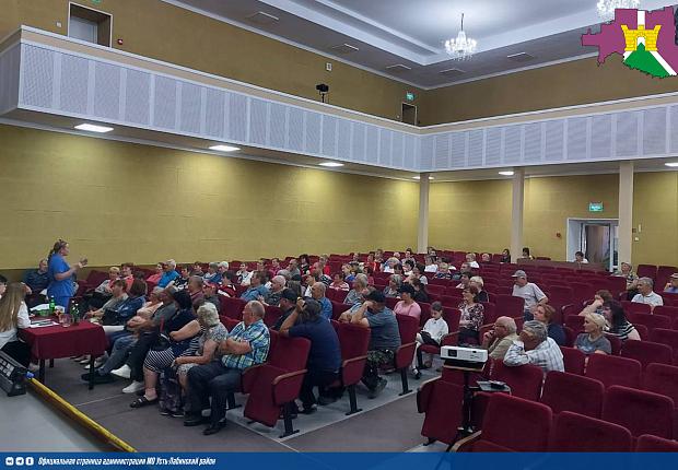 В нескольких поселениях Усть-Лабинского района прошли встречи с представителем регионального оператора