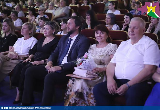 В Районном Дворце культуры "Кубань" прошло торжественное мероприятие, посвященное Дню социального работника