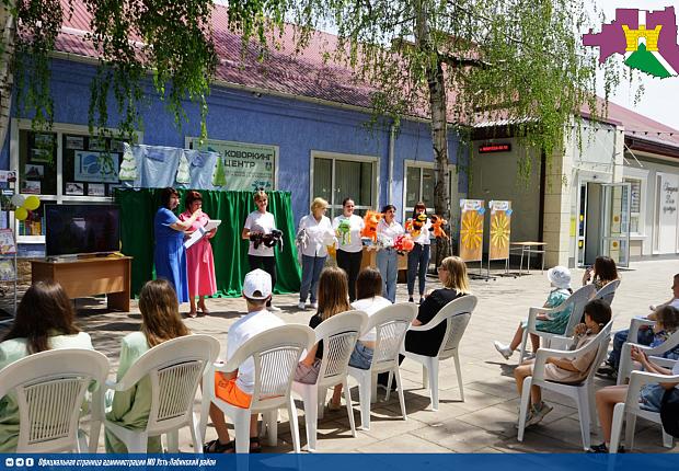 Зрелищным фестивалем завершился проект Усть-Лабинской районной библиотеки «Кукольный театр на колесах «Русской сказки связующая нить»», который был реализован при поддержке Президентского фонда культурных инициатив