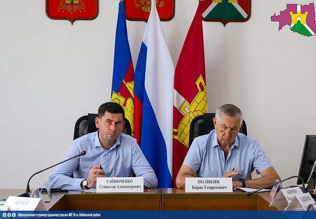 Глава Усть-Лабинского района провел планерное заседание с заместителями и начальниками отделов