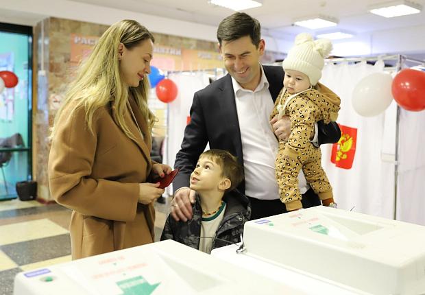 Глава Усть-Лабинского района Станислав Гайнюченко всей семьей приняли участие в голосовании