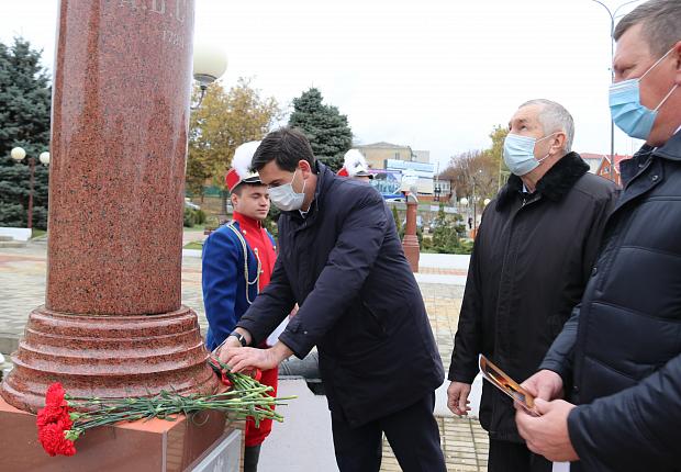 Власти Усть-Лабинска возложили цветы к памятнику Александру Суворову