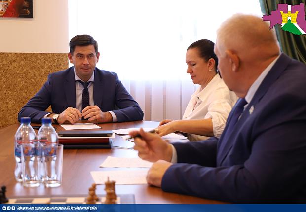 Станислав Гайнюченко в ходе рабочей встречи с депутатом ЗСК Владимиром Зюзиным обсудили план совместной работы на 2024 год