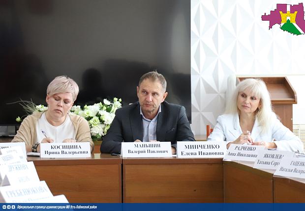 Глава Усть-Лабинского района Станислав Гайнюченко провел планерное совещание с заместителями, начальниками отделов и руководителями учреждений