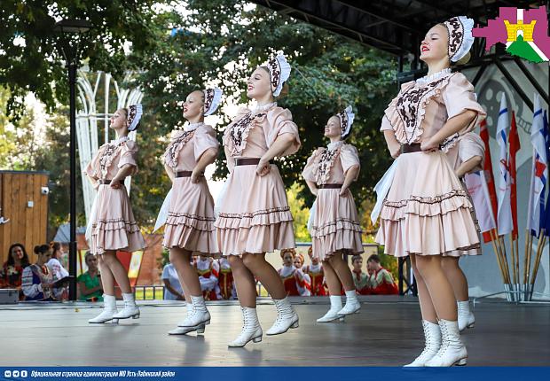 В день 86-летия Краснодарского края в городском парке прошел большой праздничный концерт
